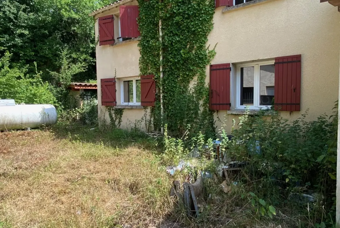 Propriété à réhabiliter avec deux maisons et grand garage à Lacapelle Biron 