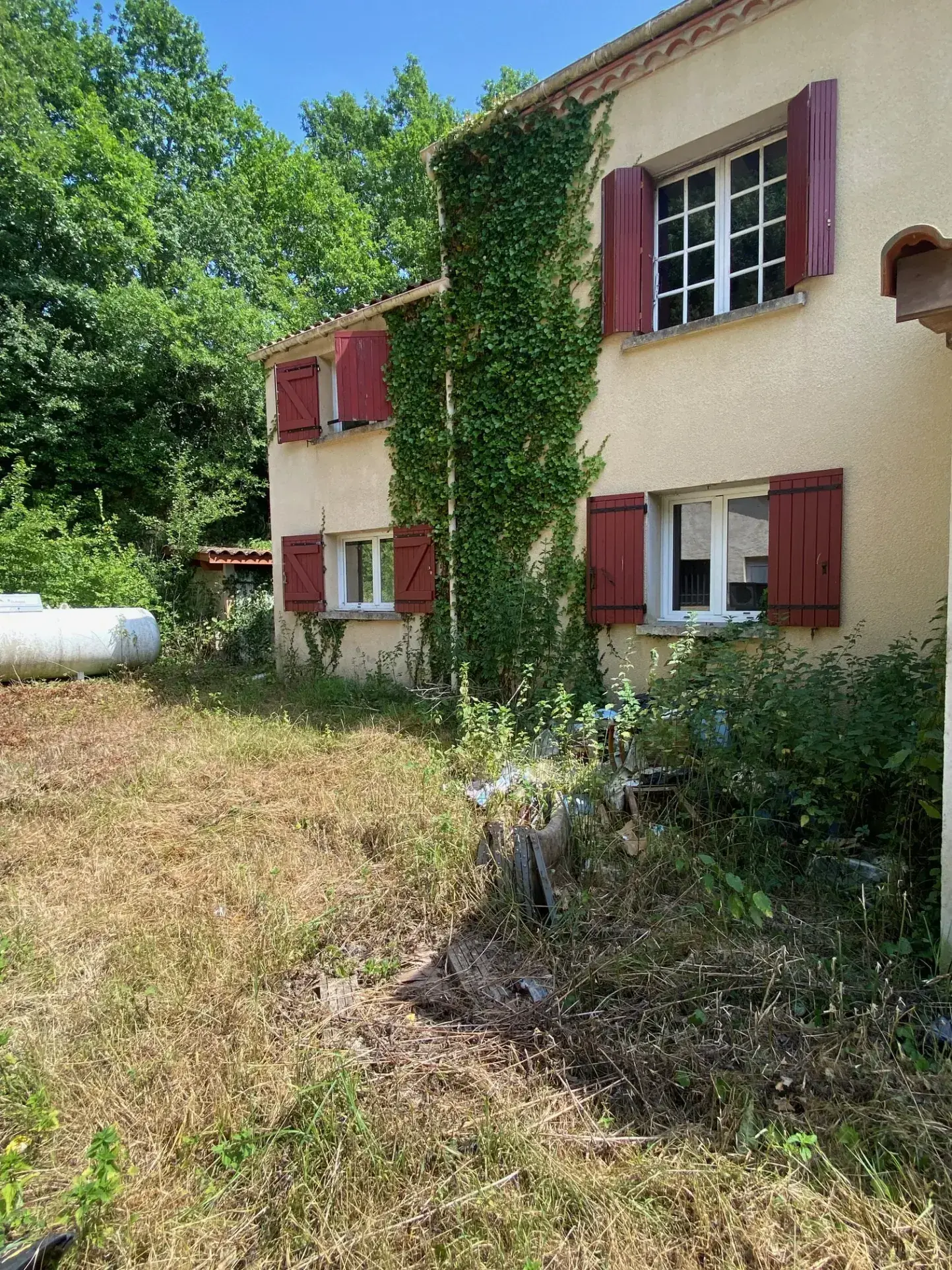 Propriété à réhabiliter avec deux maisons et grand garage à Lacapelle Biron 