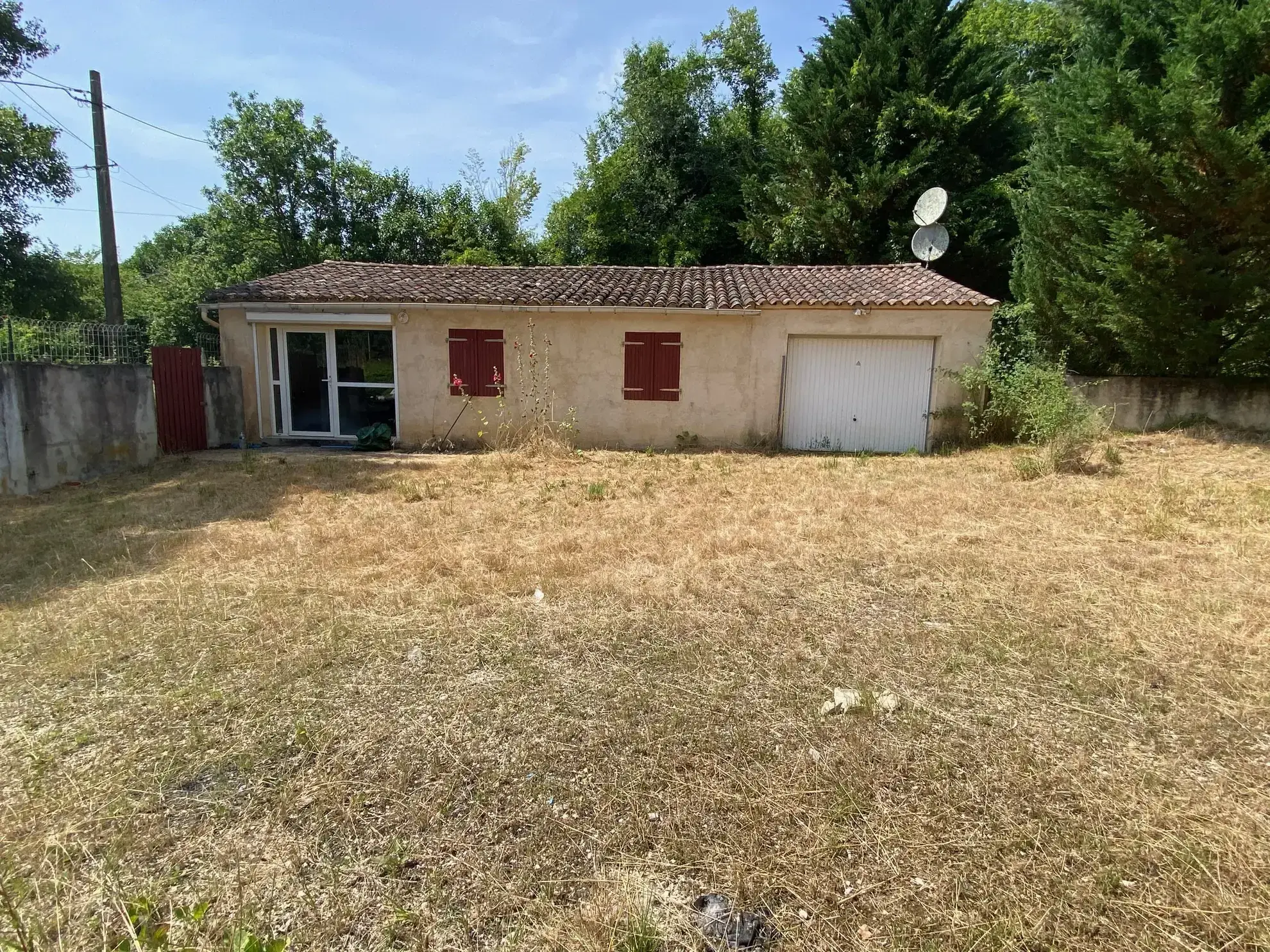 Propriété à réhabiliter avec deux maisons et grand garage à Lacapelle Biron 