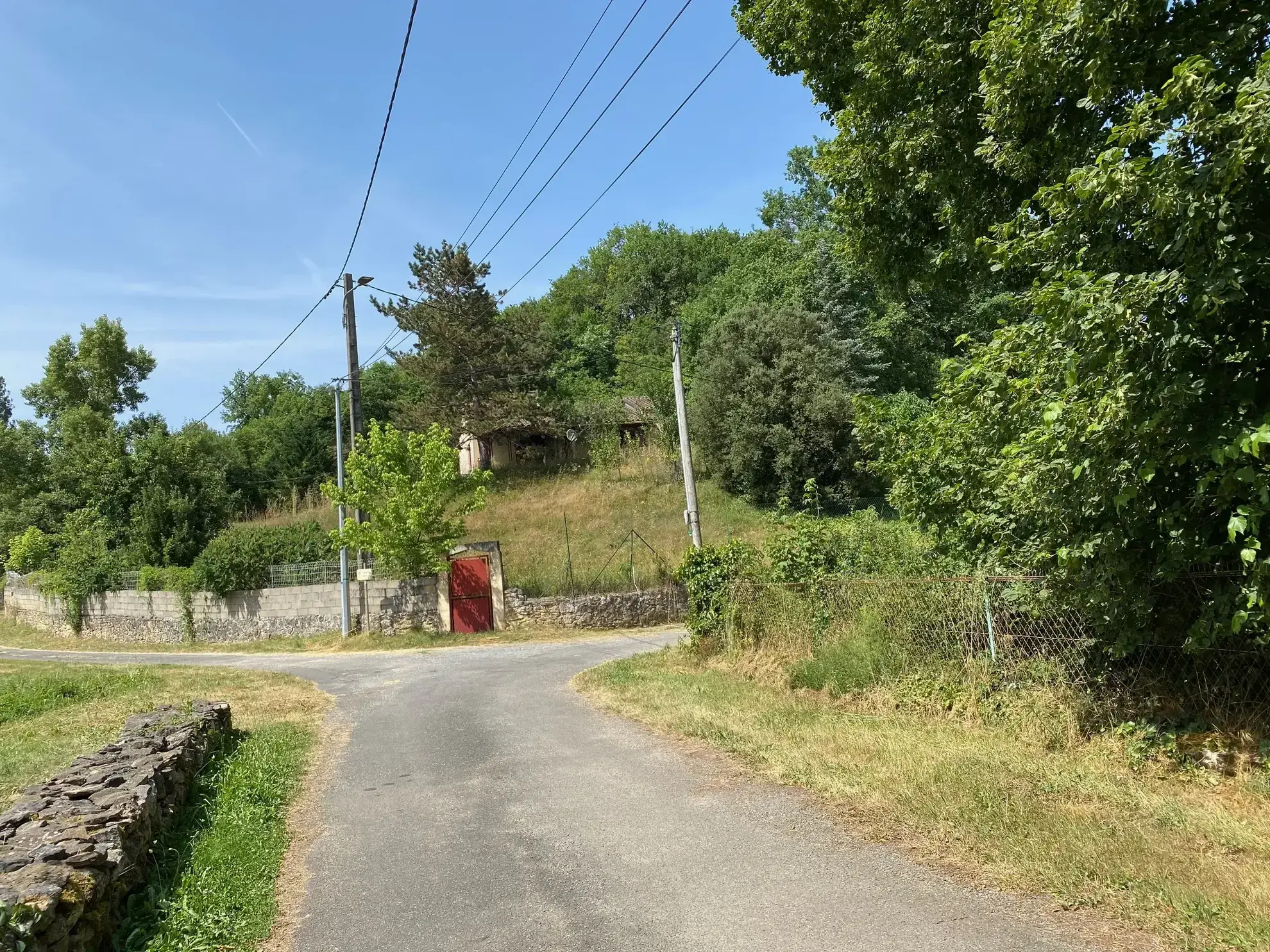 Propriété à réhabiliter avec deux maisons et grand garage à Lacapelle Biron 