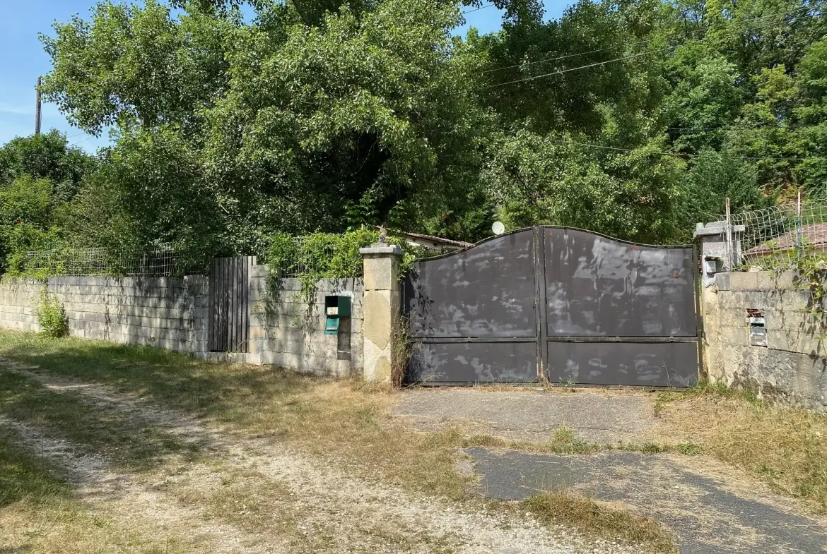 Propriété à réhabiliter avec deux maisons et grand garage à Lacapelle Biron 