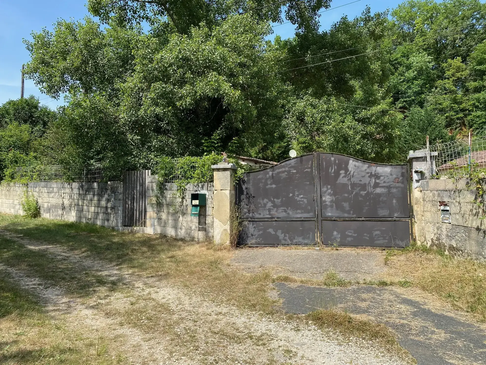 Propriété à réhabiliter avec deux maisons et grand garage à Lacapelle Biron 