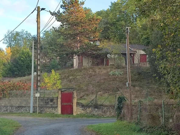 Propriété à réhabiliter avec deux maisons et grand garage à Lacapelle Biron