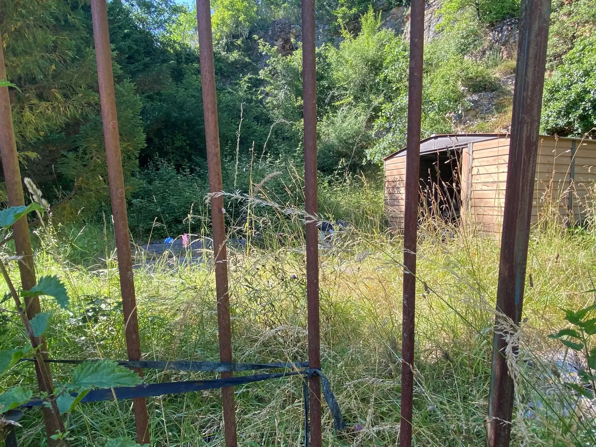 Propriété à réhabiliter avec deux maisons et grand garage à Lacapelle Biron 