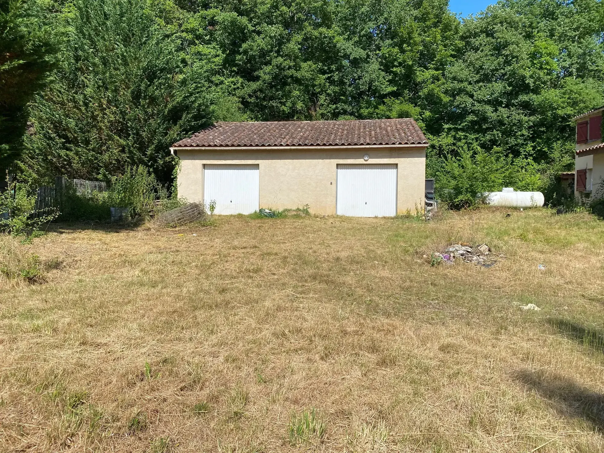 Propriété à réhabiliter avec deux maisons et grand garage à Lacapelle Biron 