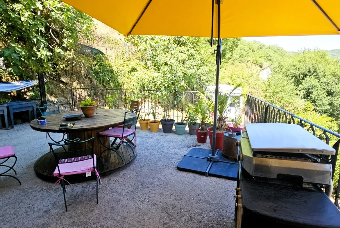 Maison atypique rénovée avec terrasse et vue imprenable à Requista 