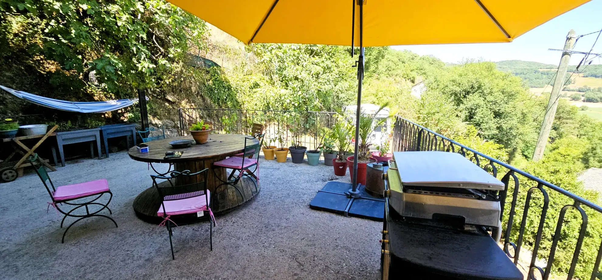 Maison atypique rénovée avec terrasse et vue imprenable à Requista 