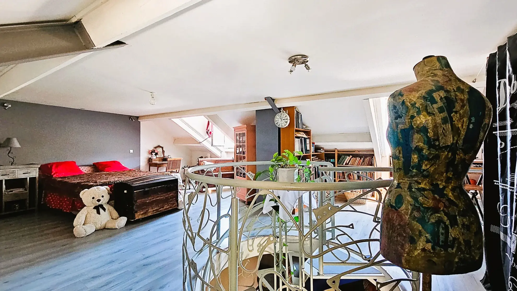 Maison atypique rénovée avec terrasse et vue imprenable à Requista 