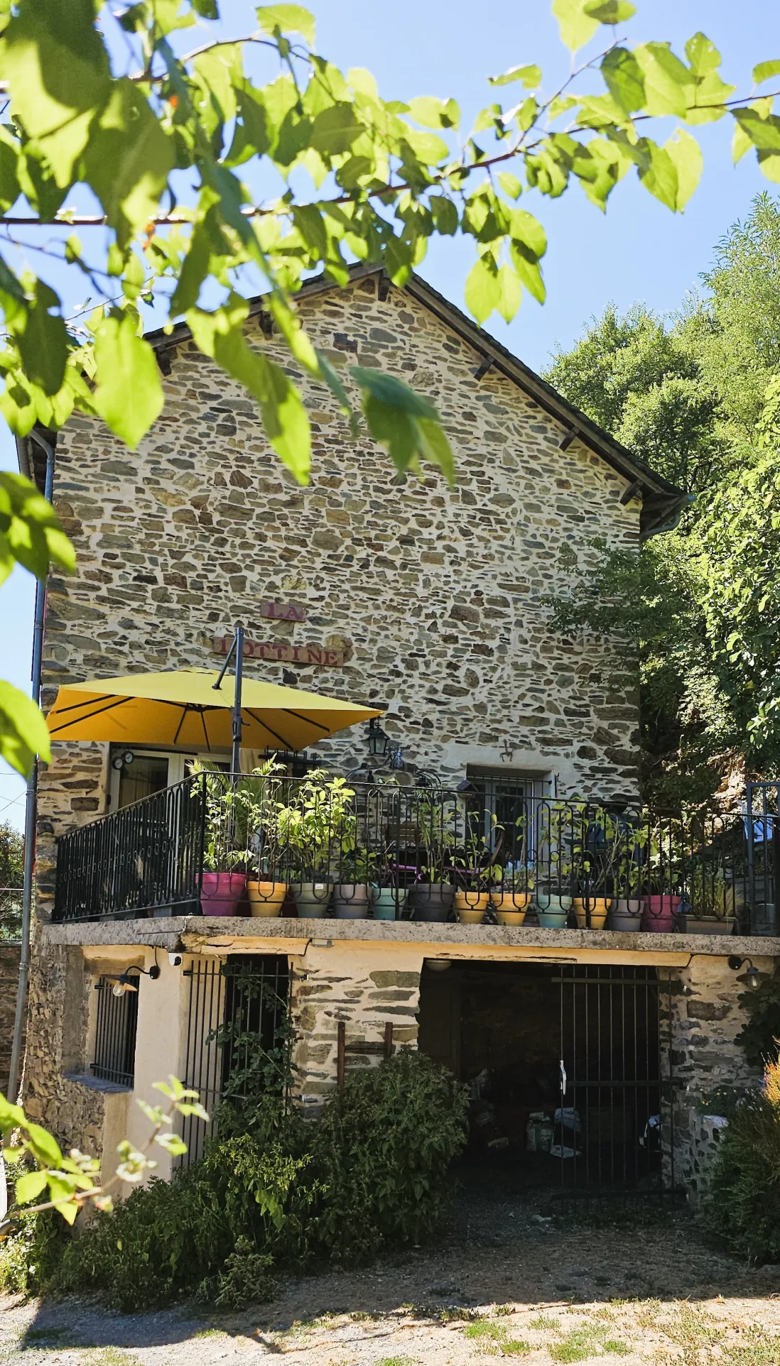 Maison atypique rénovée avec terrasse et vue imprenable à Requista 
