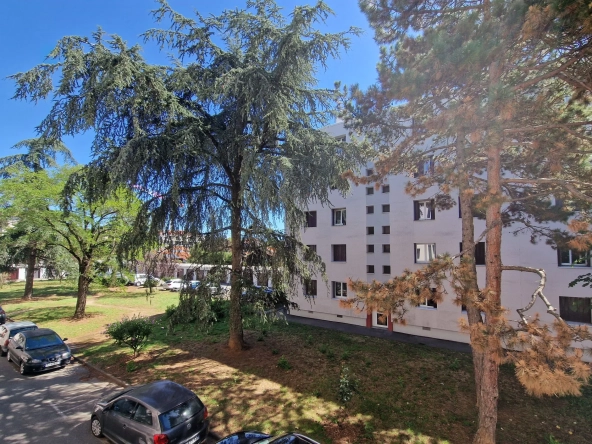 À vendre appartement traversant T4 de 64 m² à Lyon 8ème - emplacement idéal