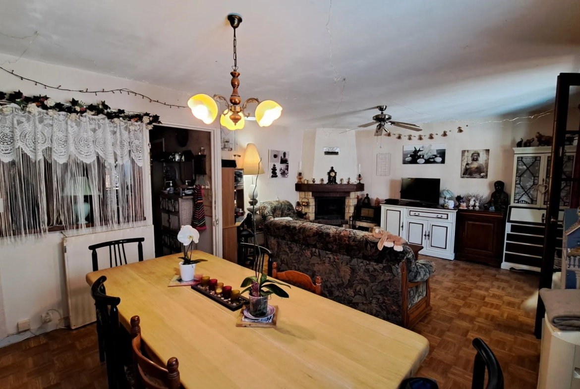 Rare ensemble immobilier avec deux maisons indépendantes et piscine à Luzech 