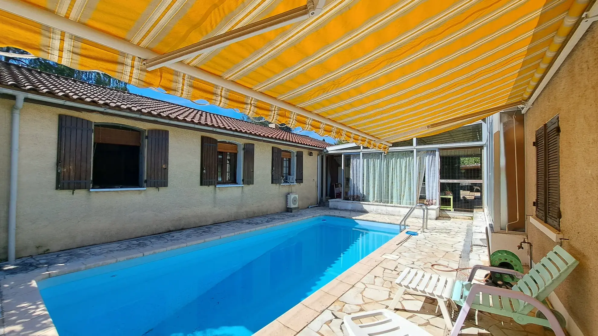 Rare ensemble immobilier avec deux maisons indépendantes et piscine à Luzech 