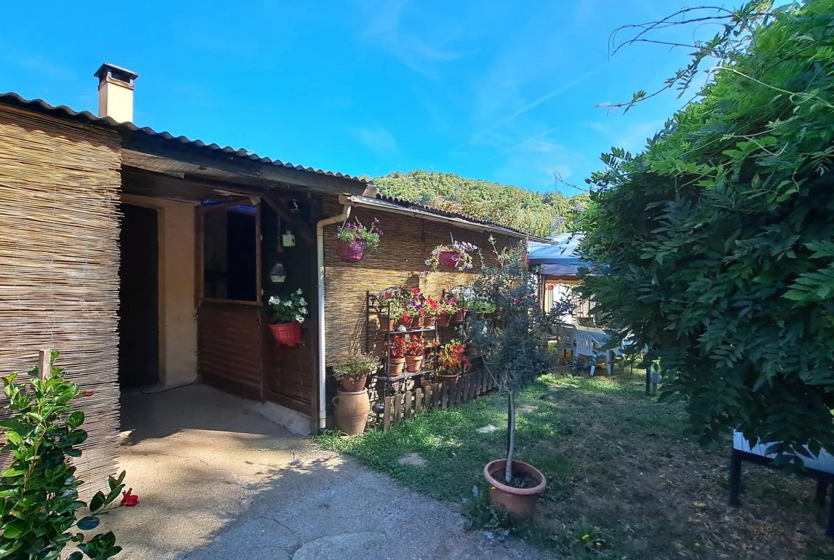 Rare ensemble immobilier avec deux maisons indépendantes et piscine à Luzech 