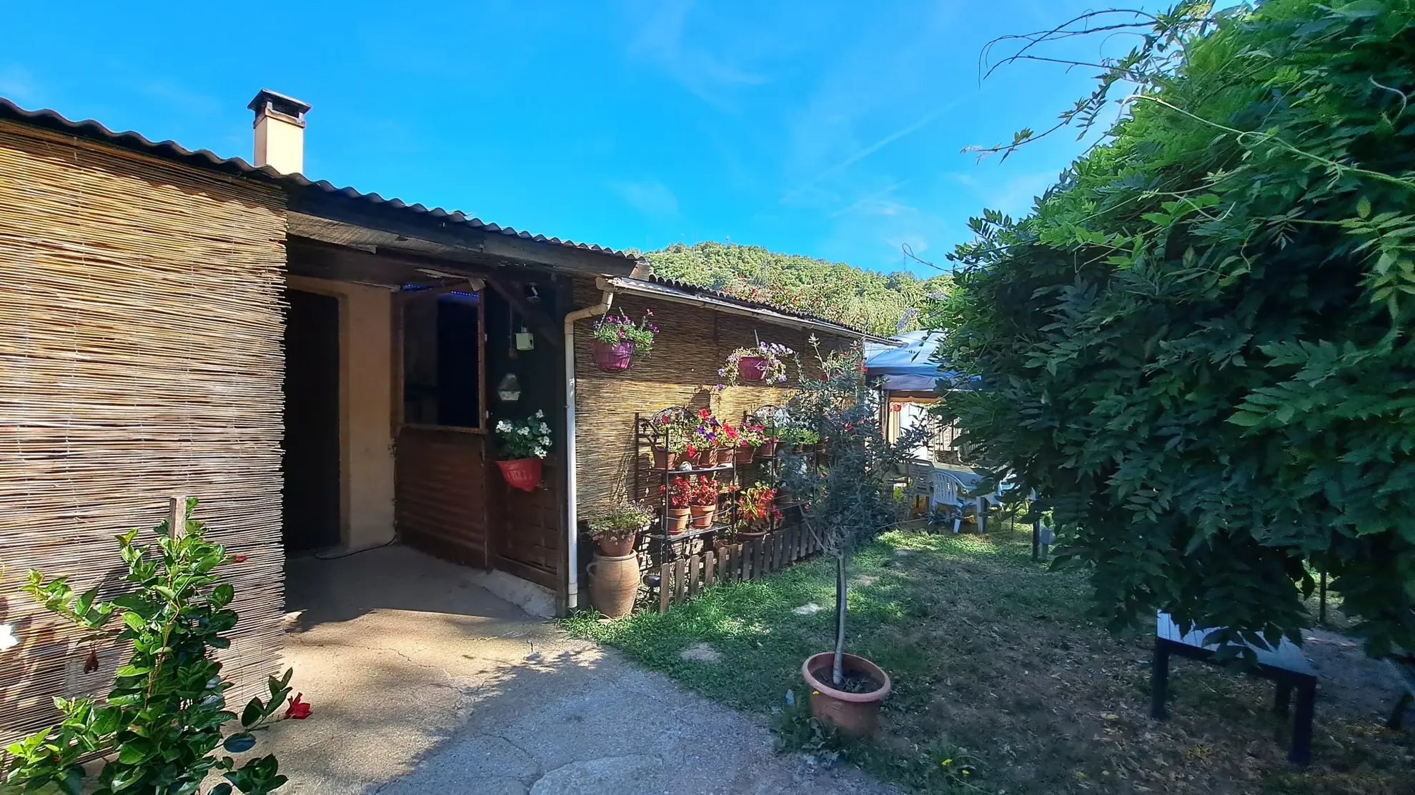 Rare ensemble immobilier avec deux maisons indépendantes et piscine à Luzech 