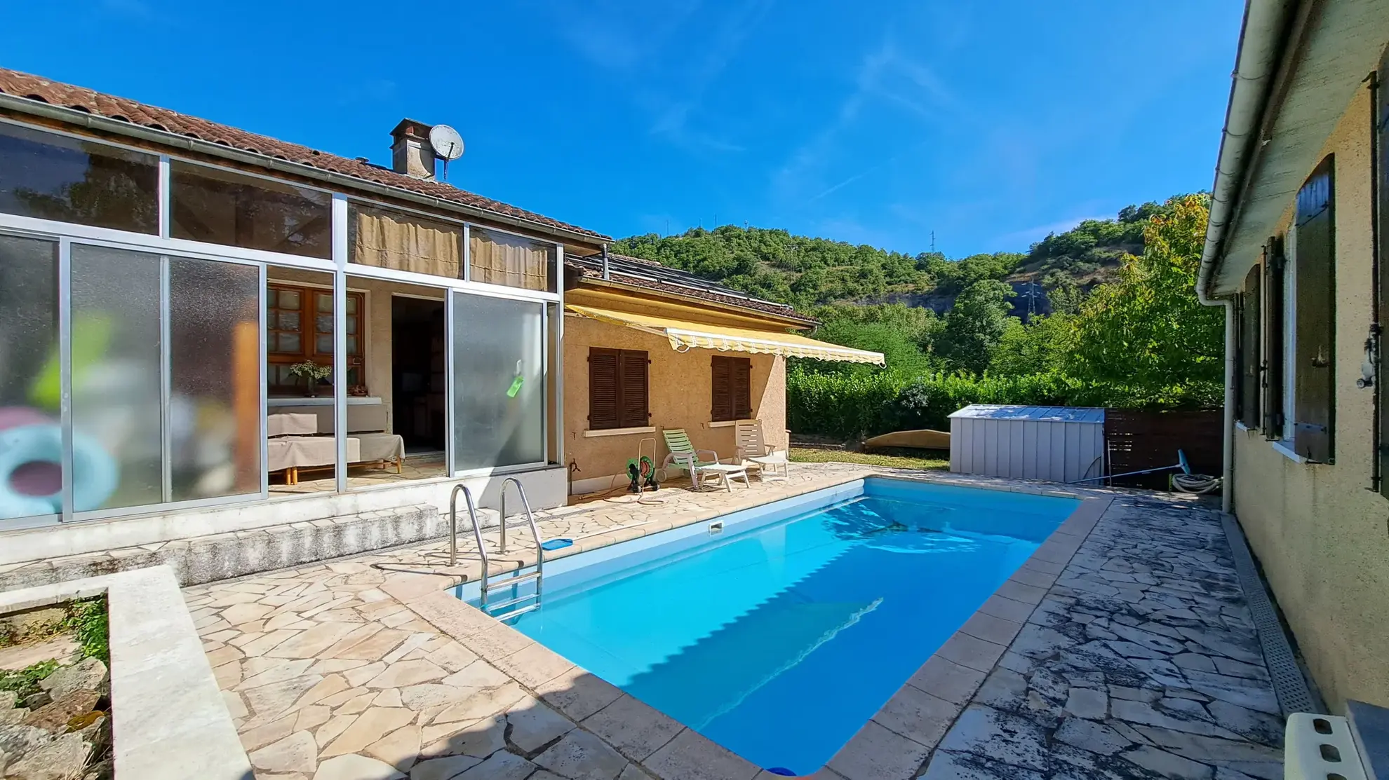 Rare ensemble immobilier avec deux maisons indépendantes et piscine à Luzech 