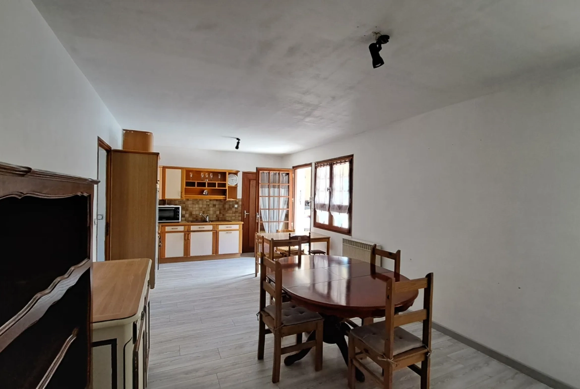 Rare ensemble immobilier avec deux maisons indépendantes et piscine à Luzech 