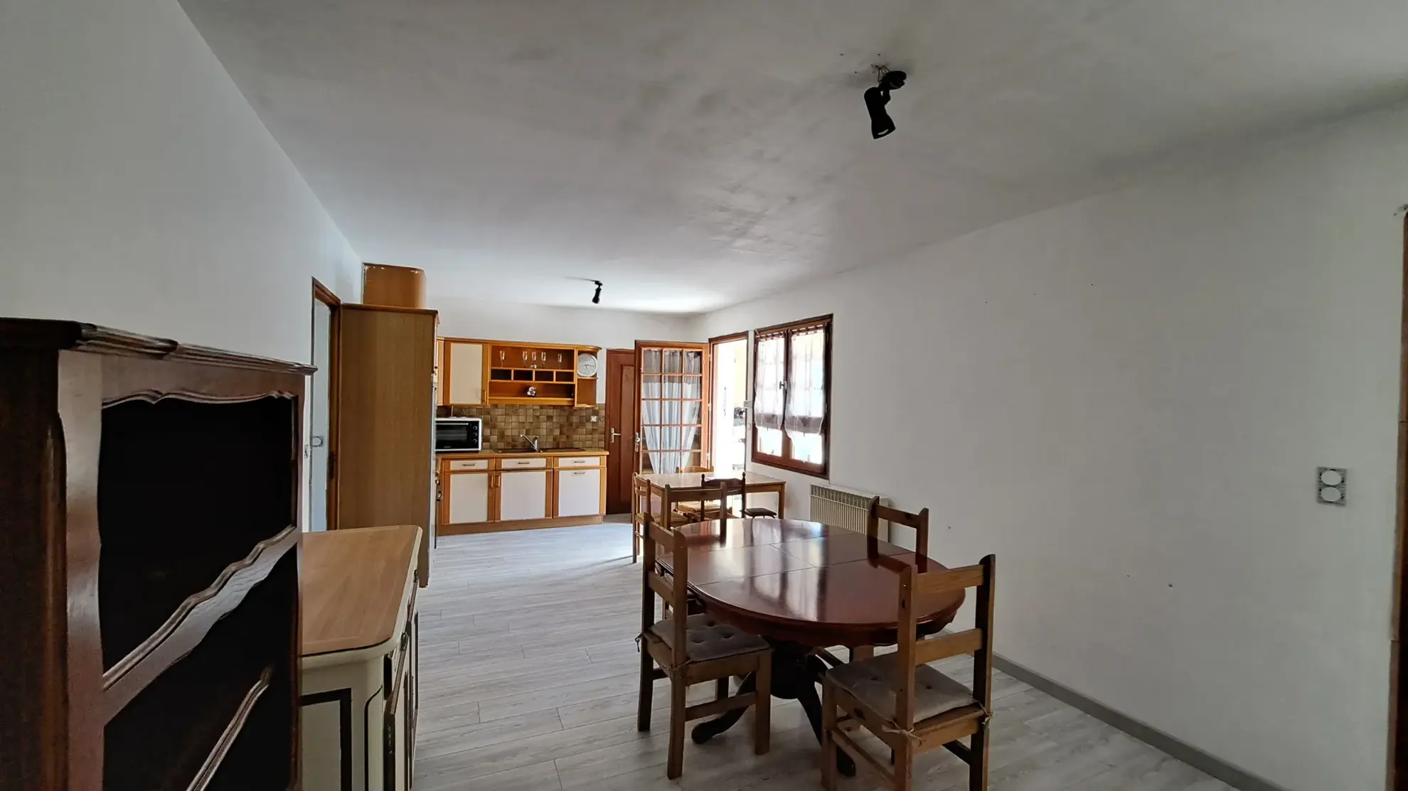 Rare ensemble immobilier avec deux maisons indépendantes et piscine à Luzech 