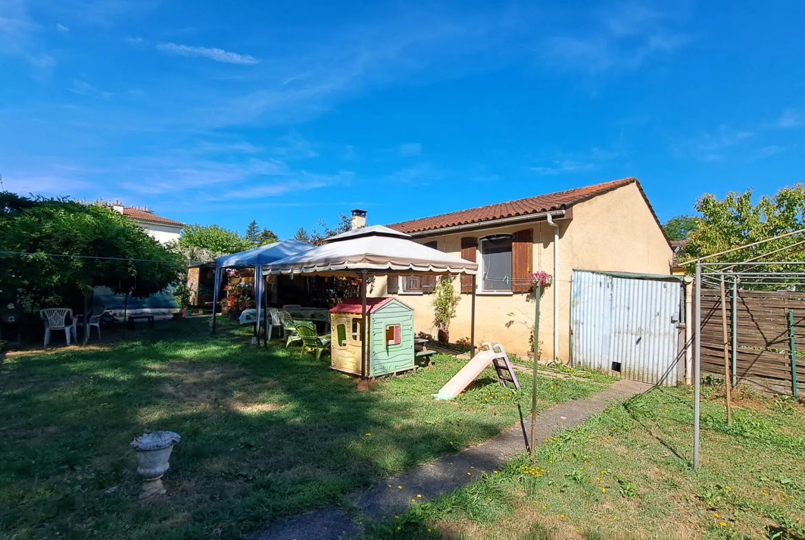 Rare ensemble immobilier avec deux maisons indépendantes et piscine à Luzech 