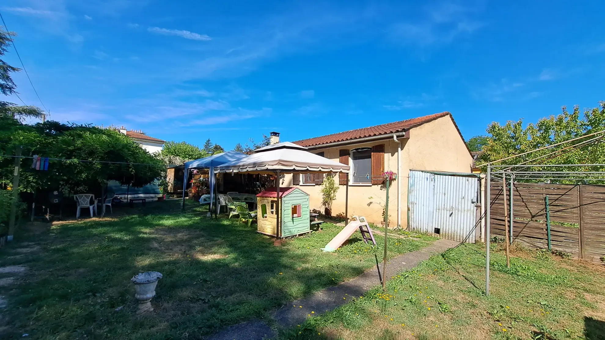 Rare ensemble immobilier avec deux maisons indépendantes et piscine à Luzech 