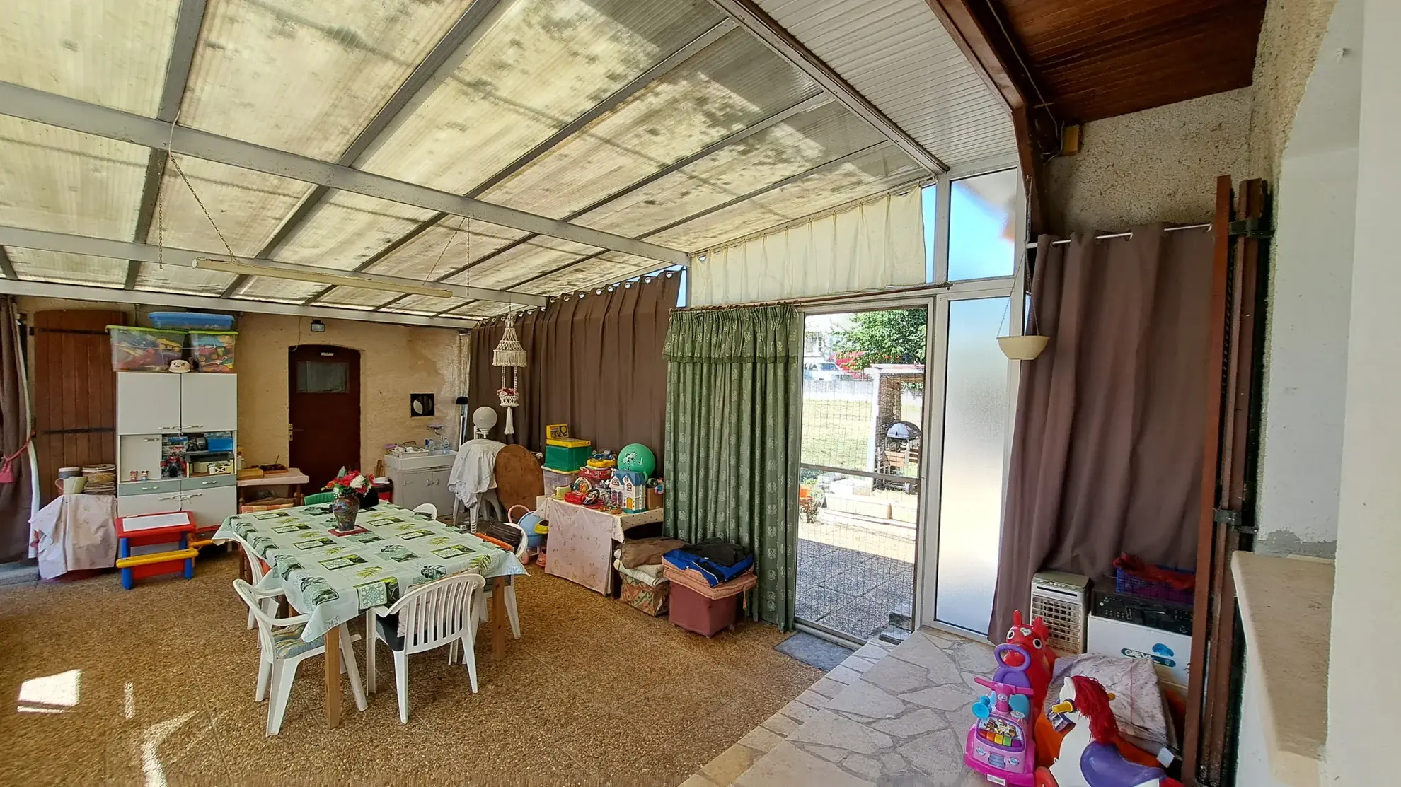 Rare ensemble immobilier avec deux maisons indépendantes et piscine à Luzech 