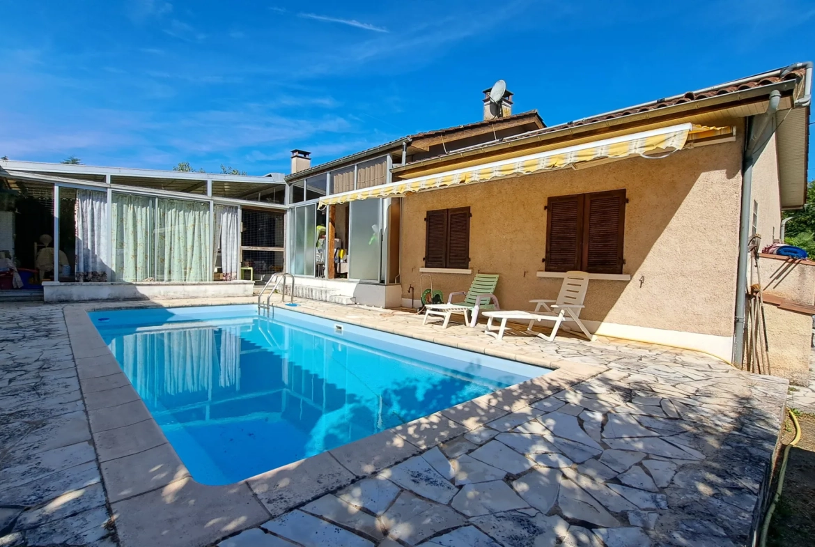 Rare ensemble immobilier avec deux maisons indépendantes et piscine à Luzech 