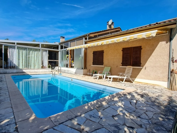 Rare ensemble immobilier avec deux maisons indépendantes et piscine à Luzech