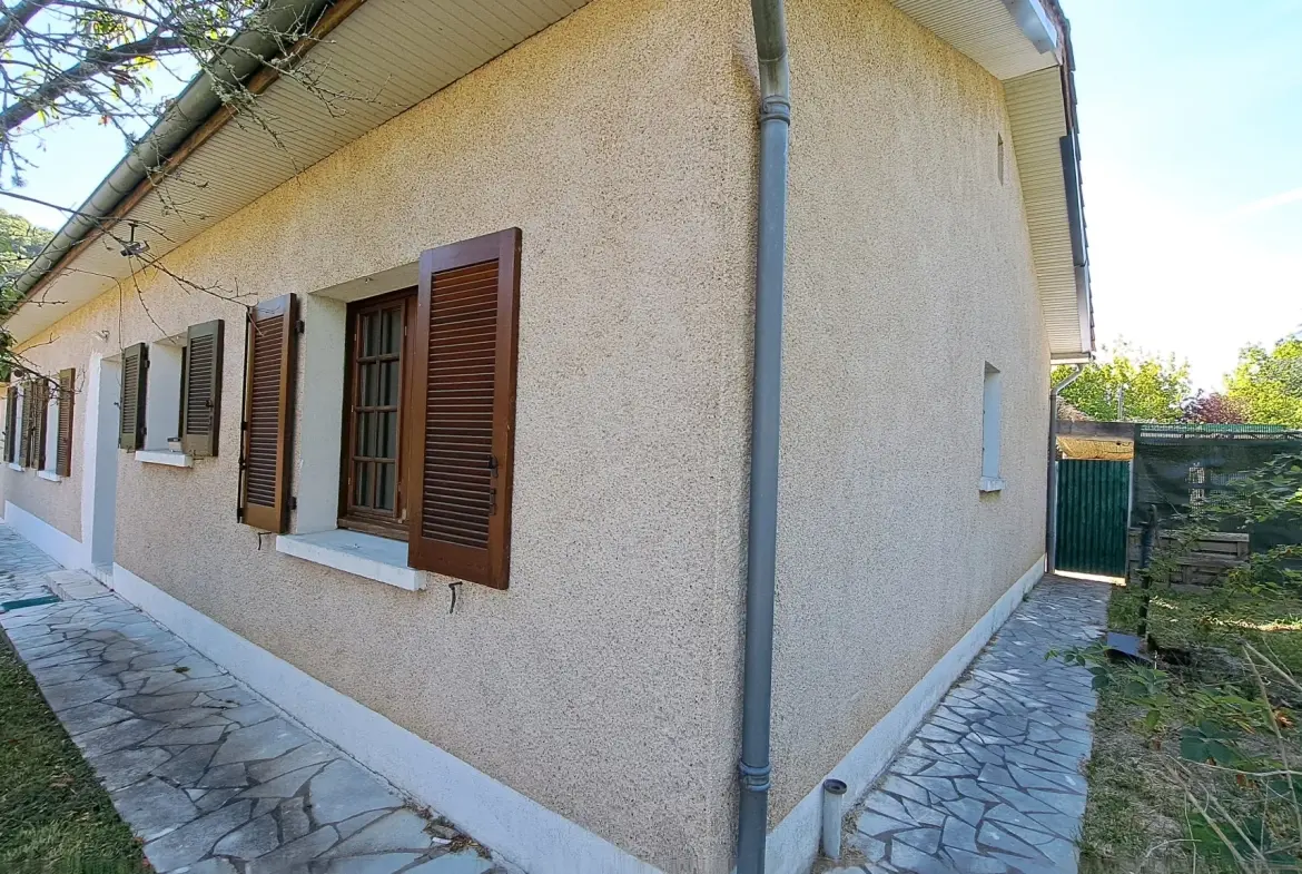 Rare ensemble immobilier avec deux maisons indépendantes et piscine à Luzech 