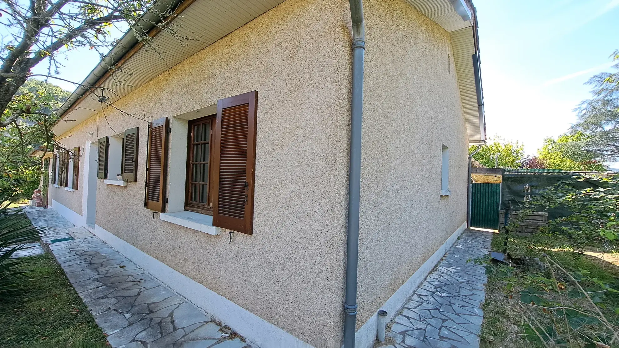 Rare ensemble immobilier avec deux maisons indépendantes et piscine à Luzech 