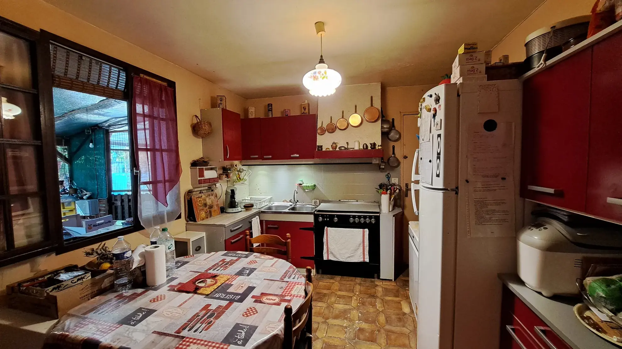 Rare ensemble immobilier avec deux maisons indépendantes et piscine à Luzech 