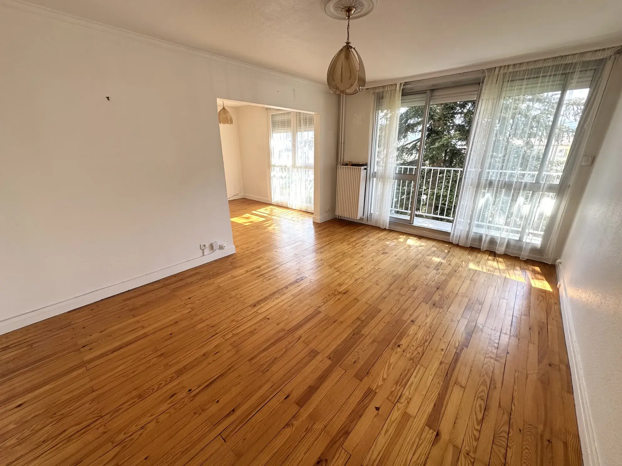 Appartement F4 avec balcon, cave et parking à Saint-Étienne Villeboeuf le Haut 
