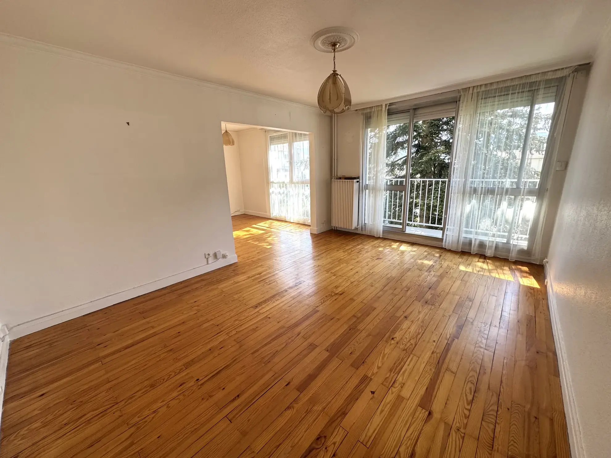 Appartement F4 avec balcon, cave et parking à Saint-Étienne Villeboeuf le Haut 