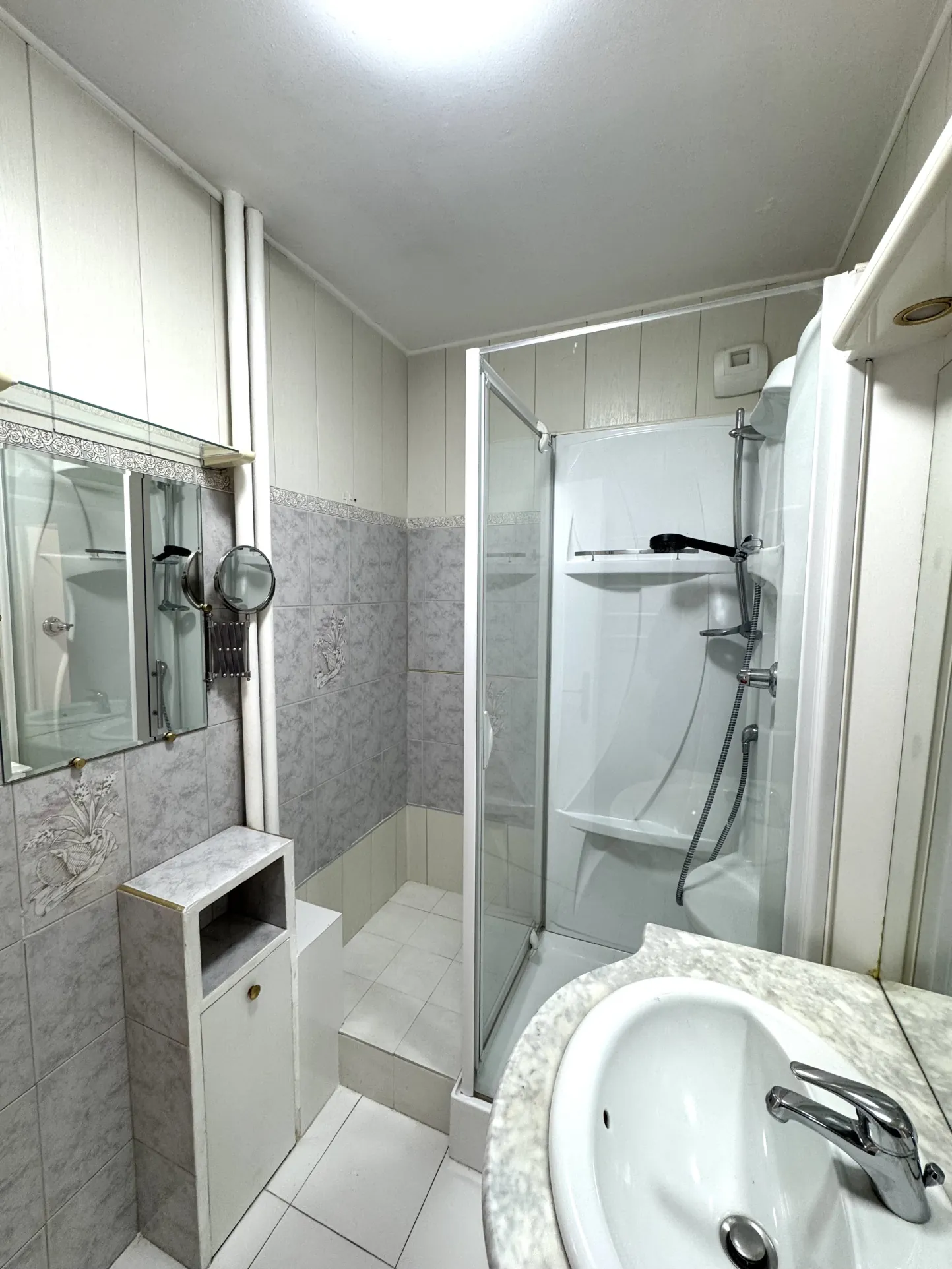 Appartement F4 avec balcon, cave et parking à Saint-Étienne Villeboeuf le Haut 