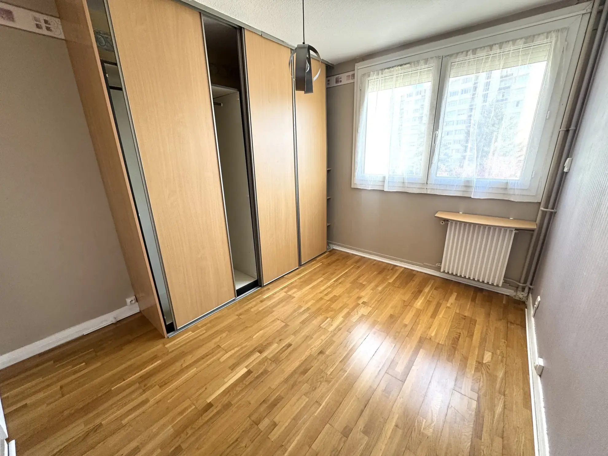 Appartement F4 avec balcon, cave et parking à Saint-Étienne Villeboeuf le Haut 