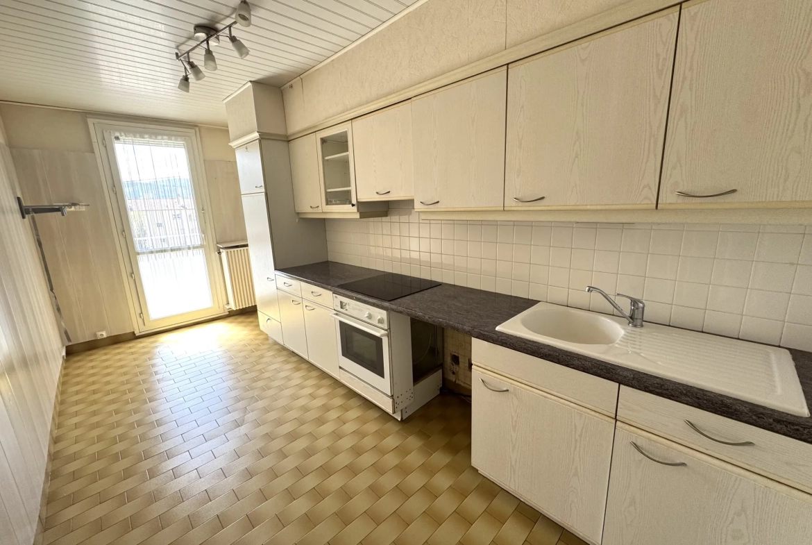 Appartement F4 avec balcon, cave et parking à Saint-Étienne Villeboeuf le Haut 