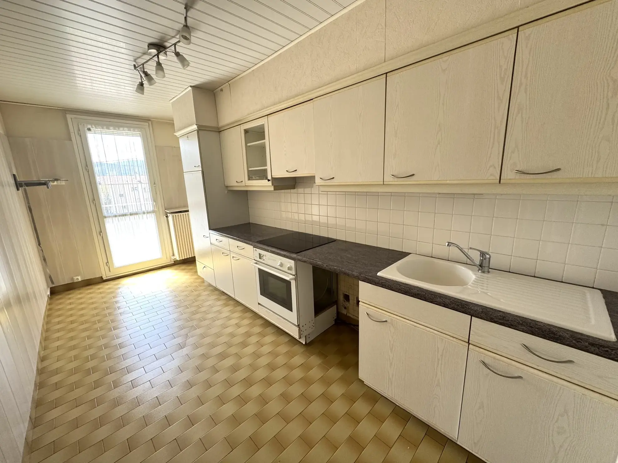 Appartement F4 avec balcon, cave et parking à Saint-Étienne Villeboeuf le Haut 