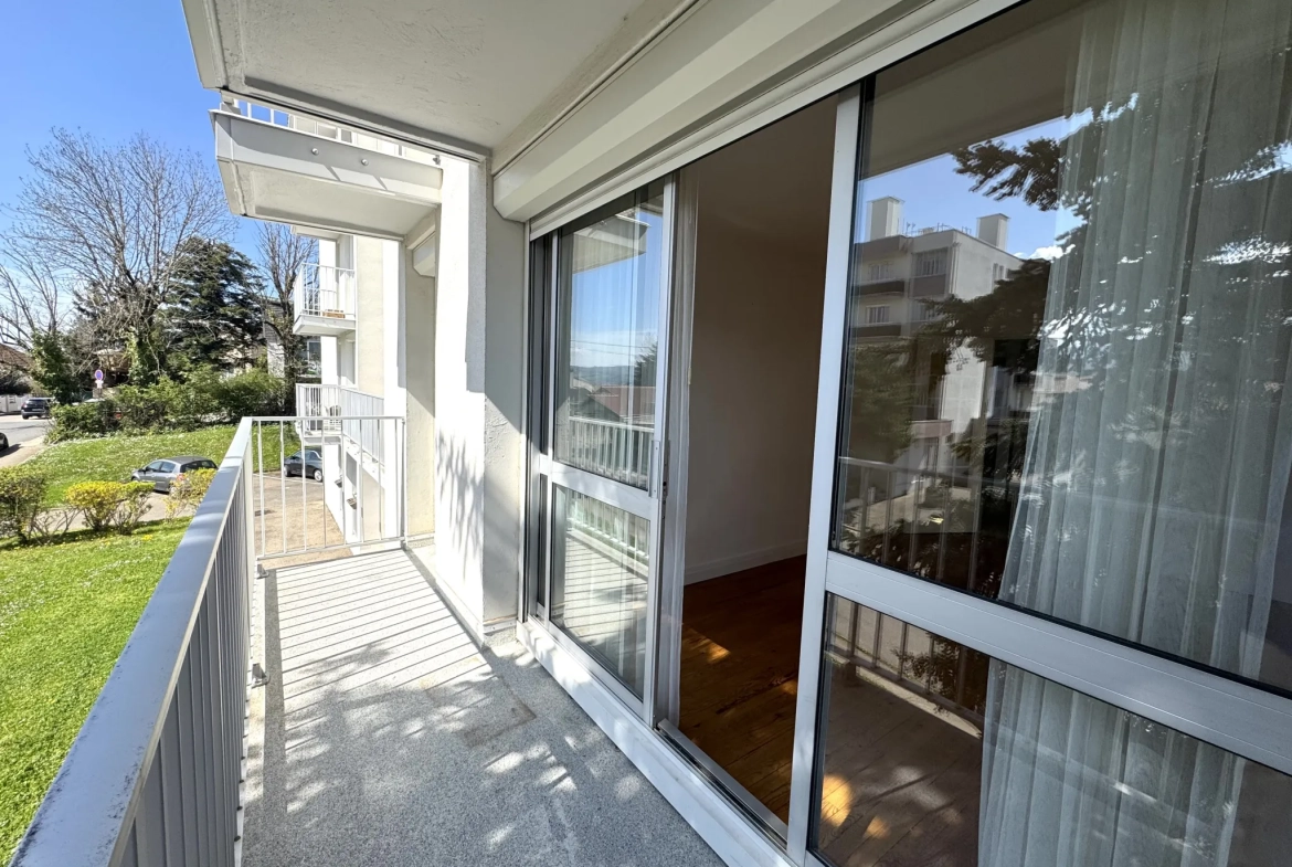 Appartement F4 avec balcon, cave et parking à Saint-Étienne Villeboeuf le Haut 
