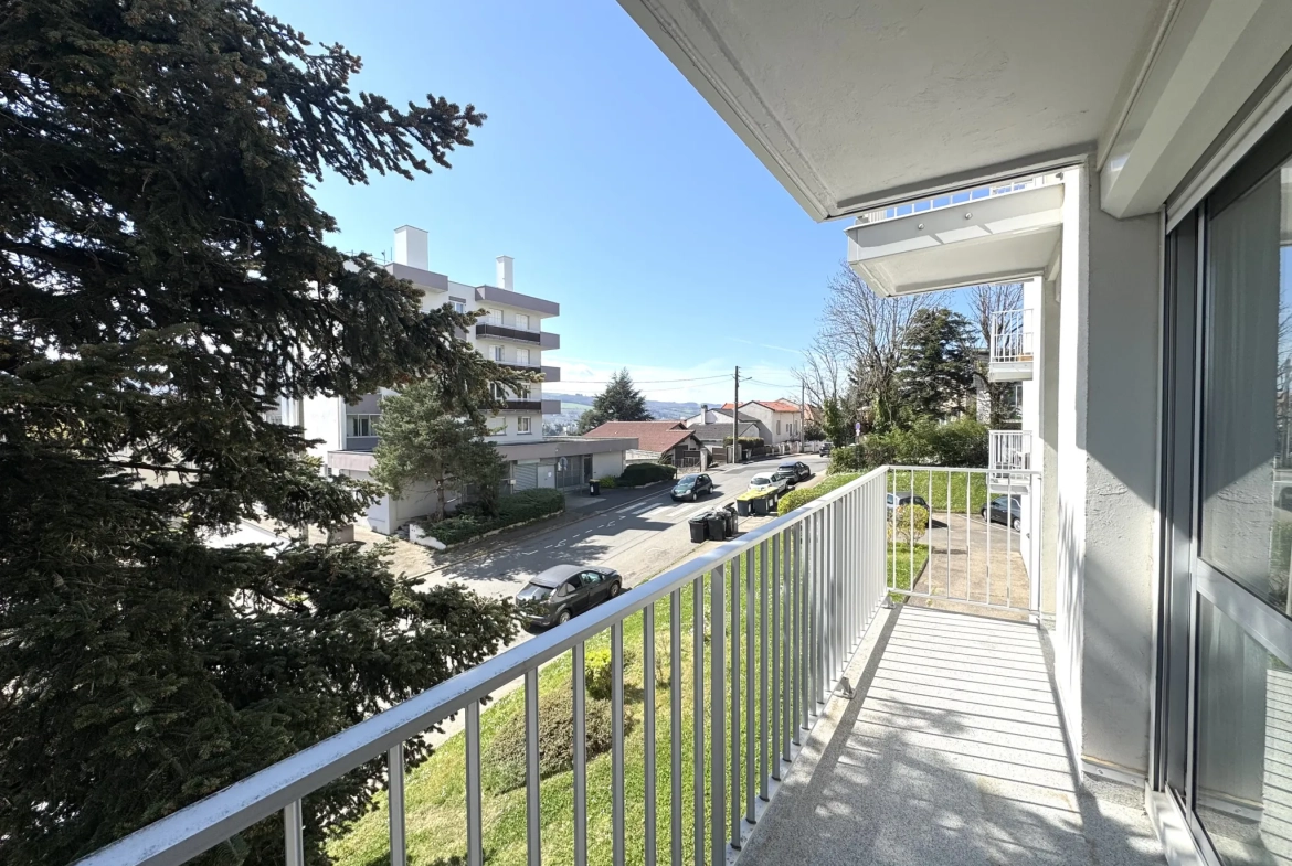 Appartement F4 avec balcon, cave et parking à Saint-Étienne Villeboeuf le Haut 