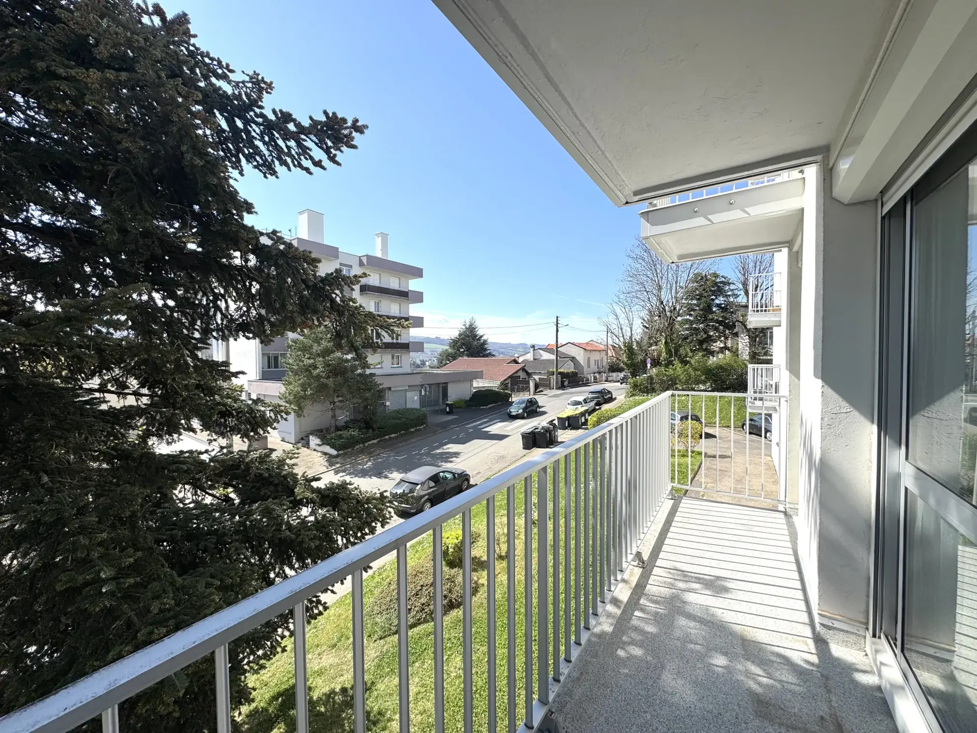 Appartement F4 avec balcon, cave et parking à Saint-Étienne Villeboeuf le Haut 