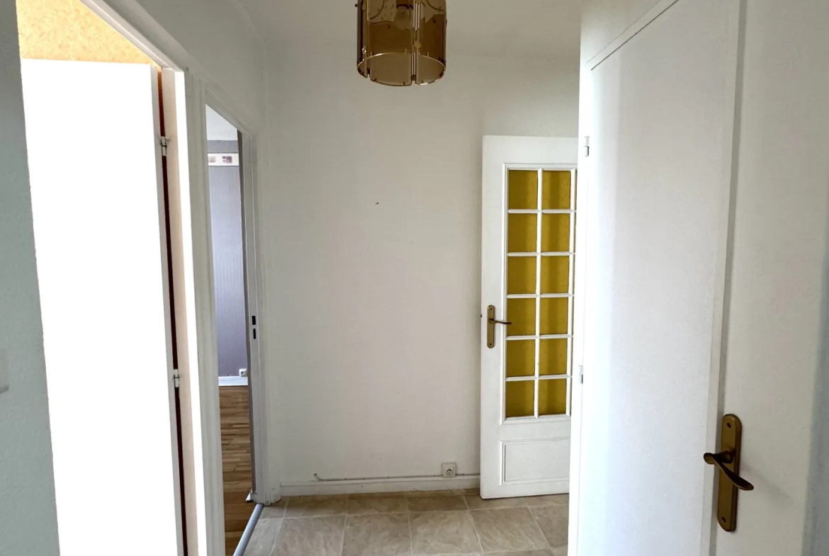 Appartement F4 avec balcon, cave et parking à Saint-Étienne Villeboeuf le Haut 