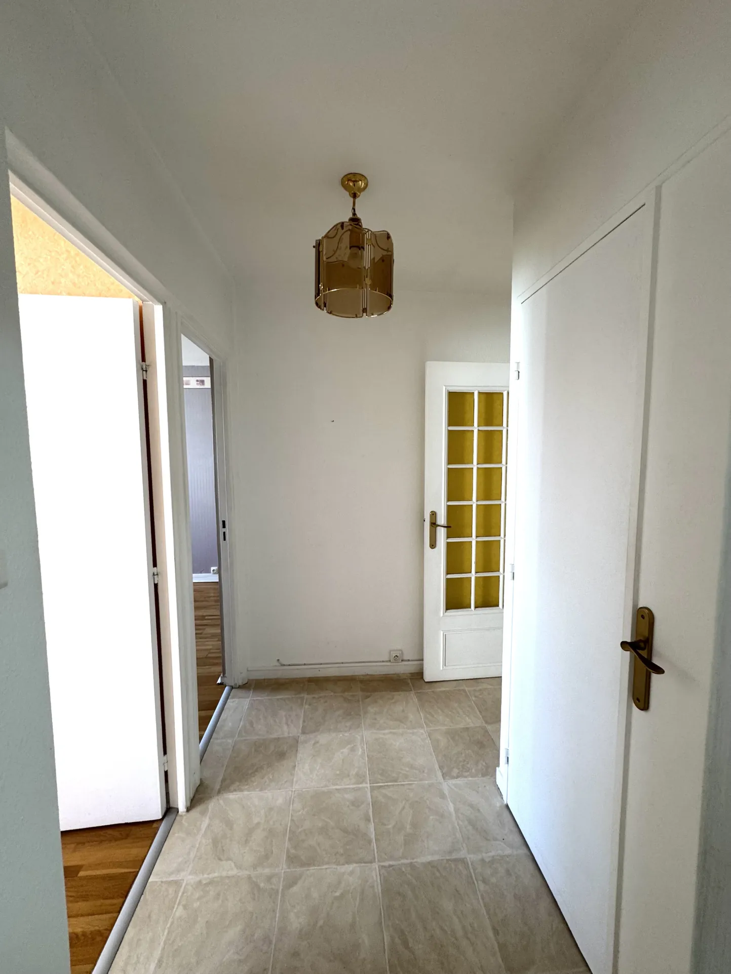 Appartement F4 avec balcon, cave et parking à Saint-Étienne Villeboeuf le Haut 