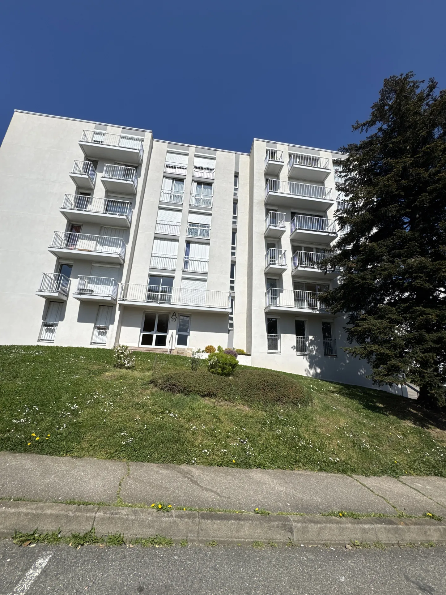 Appartement F4 avec balcon, cave et parking à Saint-Étienne Villeboeuf le Haut 