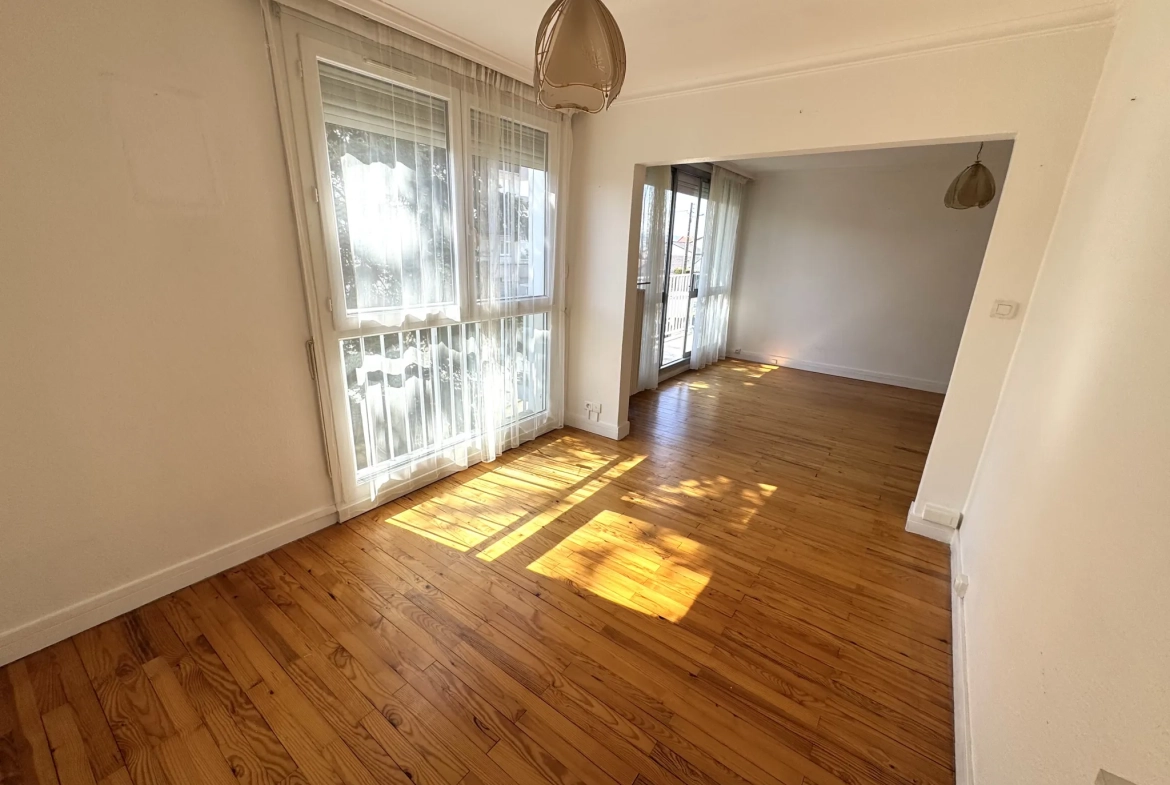 Appartement F4 avec balcon, cave et parking à Saint-Étienne Villeboeuf le Haut 