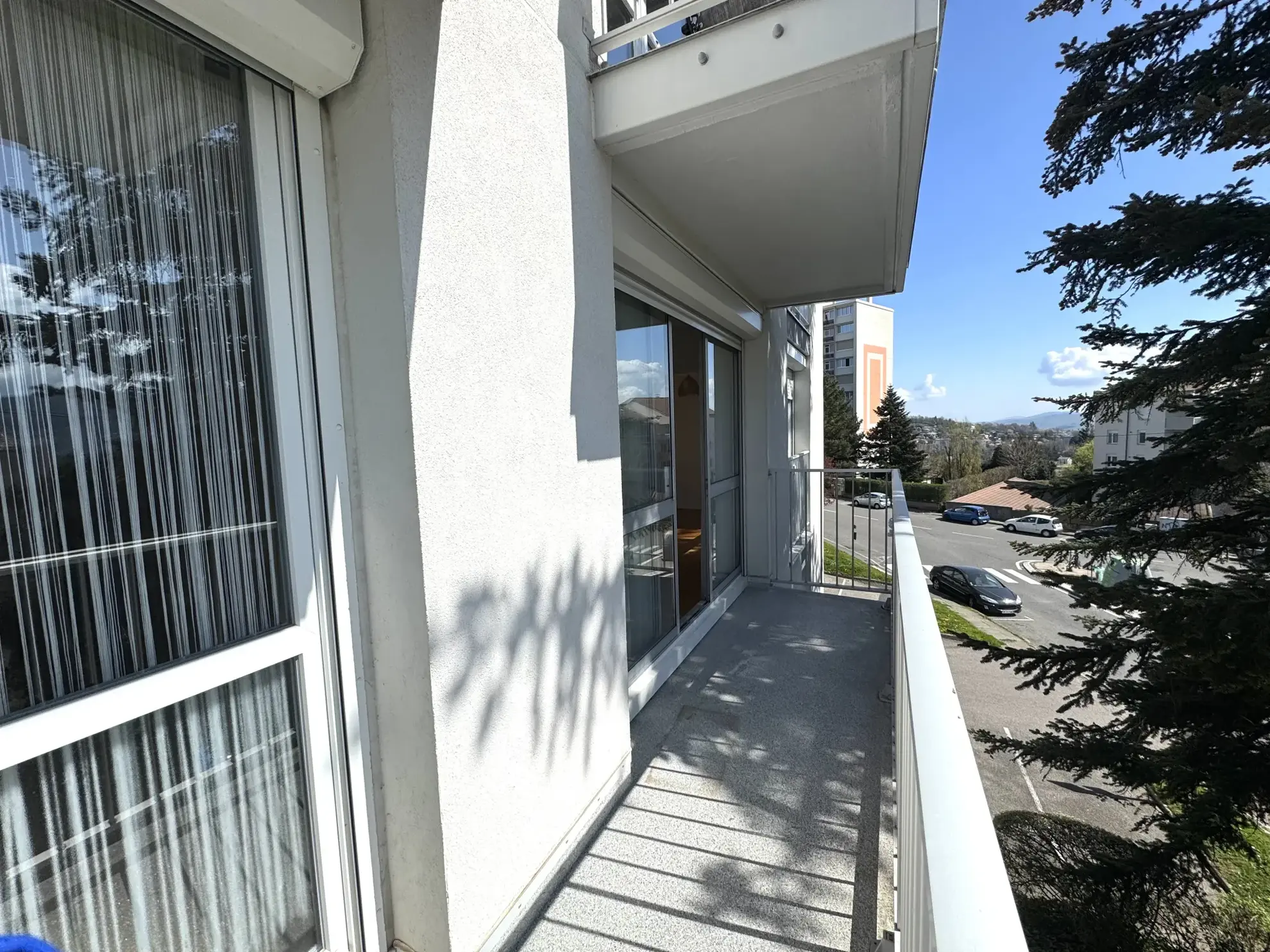 Appartement F4 avec balcon, cave et parking à Saint-Étienne Villeboeuf le Haut 