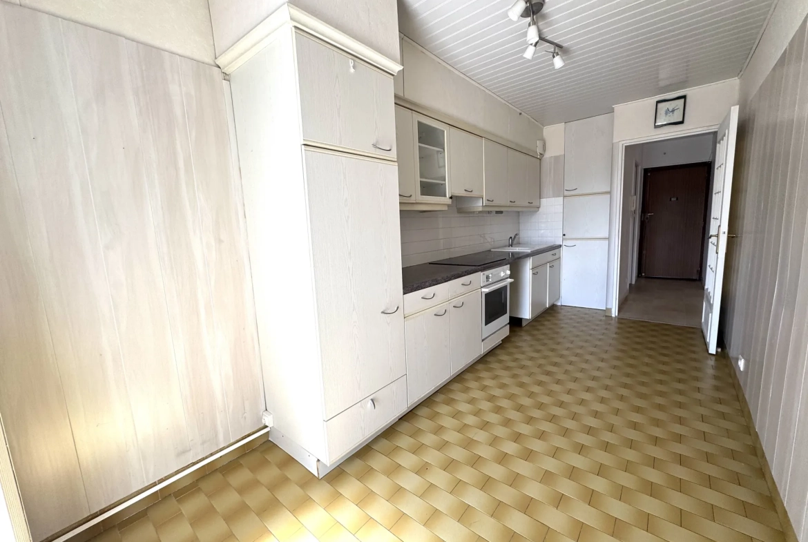 Appartement F4 avec balcon, cave et parking à Saint-Étienne Villeboeuf le Haut 