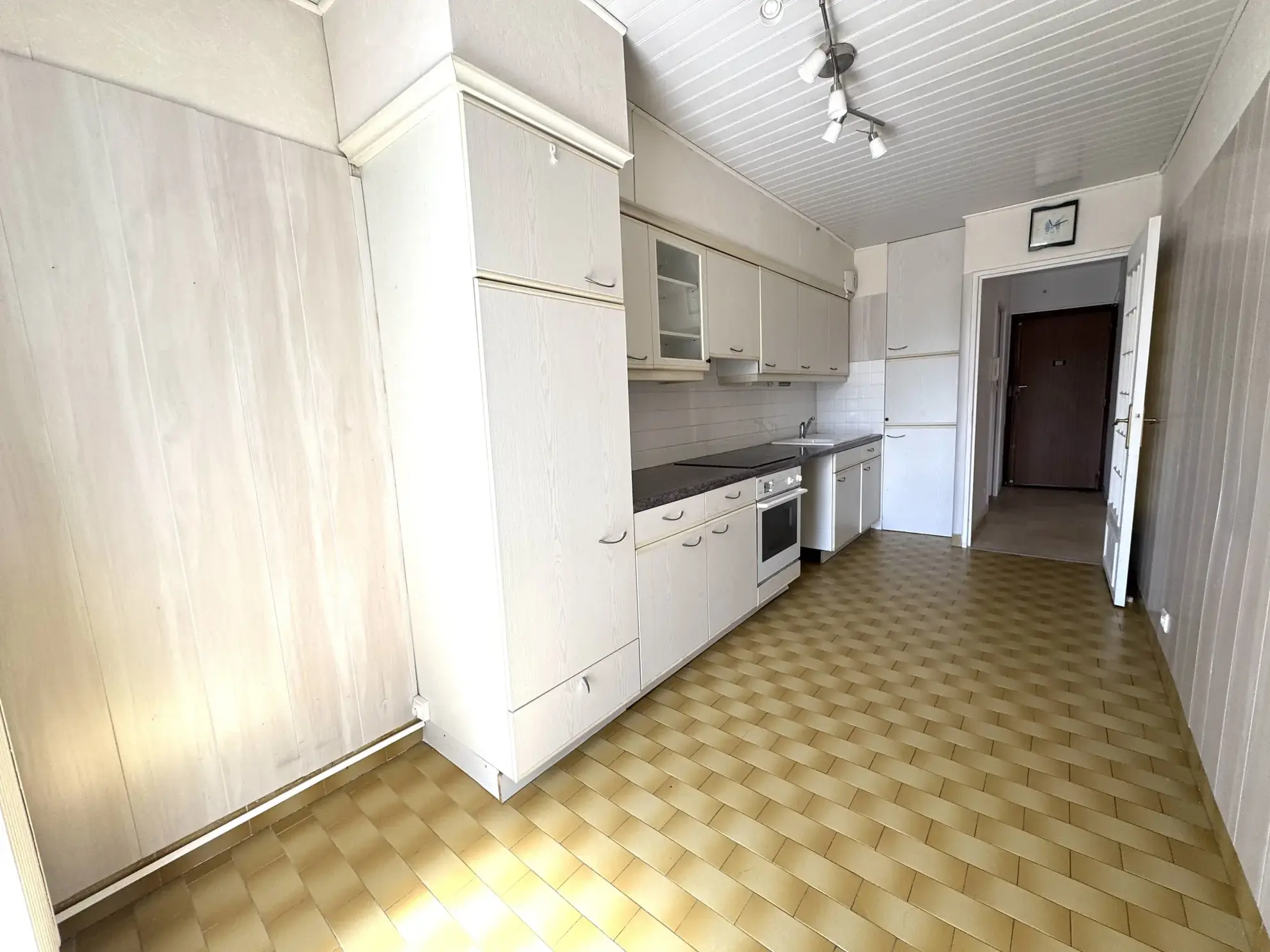Appartement F4 avec balcon, cave et parking à Saint-Étienne Villeboeuf le Haut 