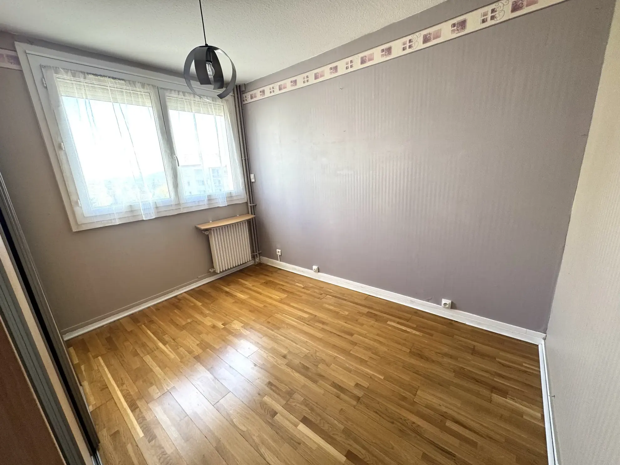 Appartement F4 avec balcon, cave et parking à Saint-Étienne Villeboeuf le Haut 