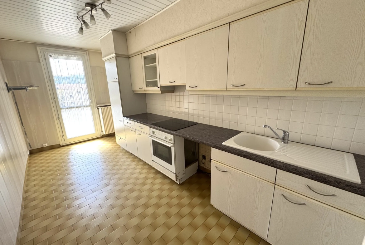 Appartement F4 avec balcon, cave et parking à Saint-Étienne Villeboeuf le Haut 