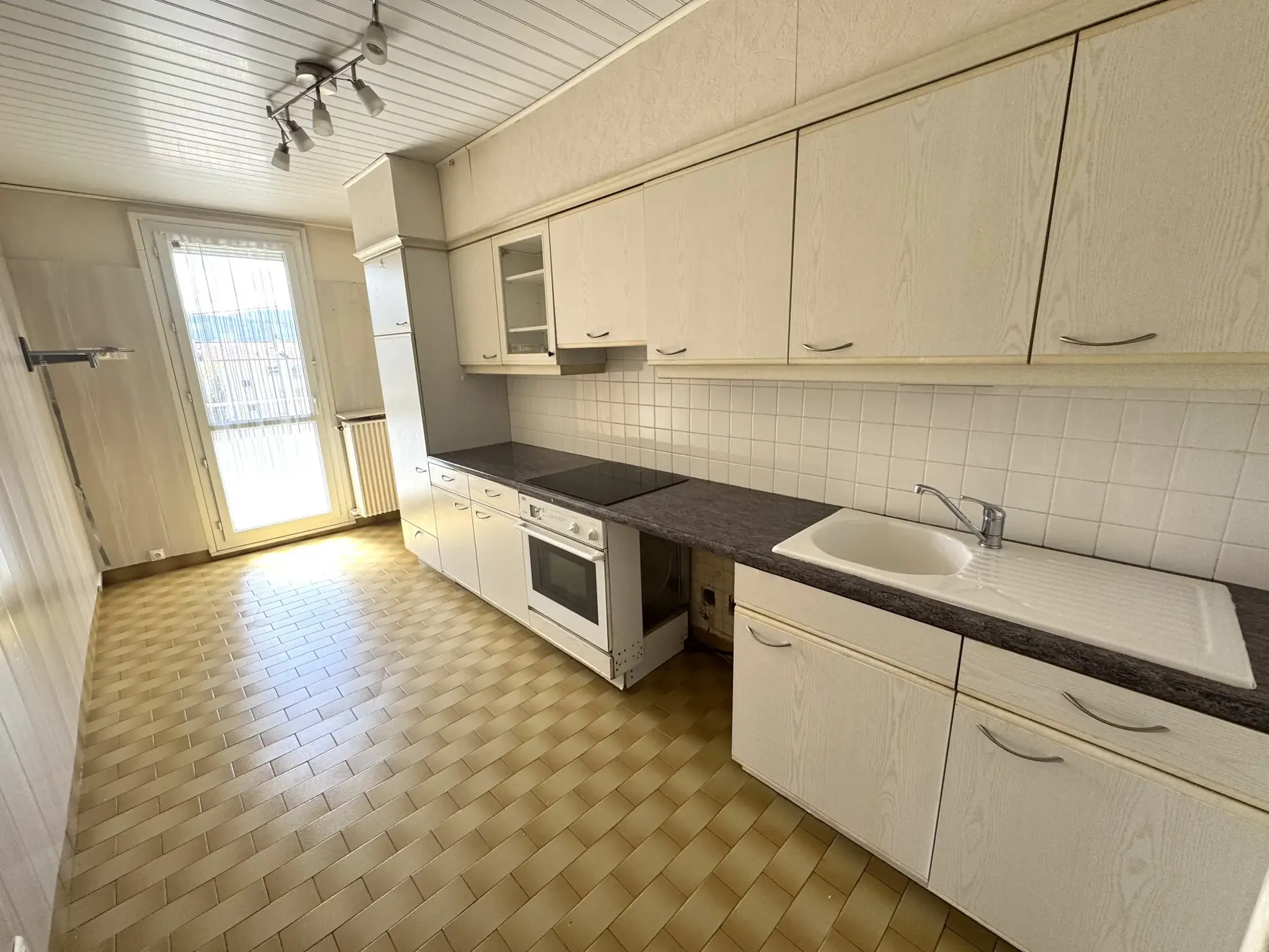 Appartement F4 avec balcon, cave et parking à Saint-Étienne Villeboeuf le Haut 