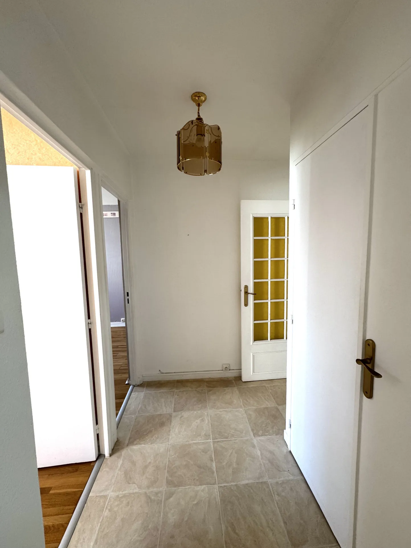 Appartement F4 avec balcon, cave et parking à Saint-Étienne Villeboeuf le Haut 