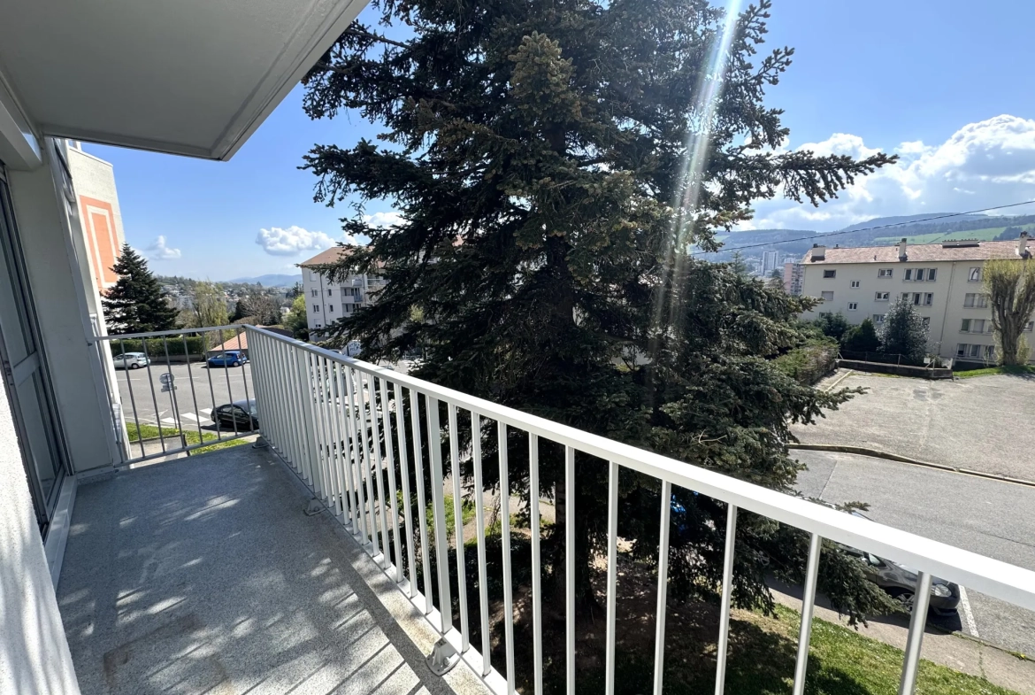 Appartement F4 avec balcon, cave et parking à Saint-Étienne Villeboeuf le Haut 